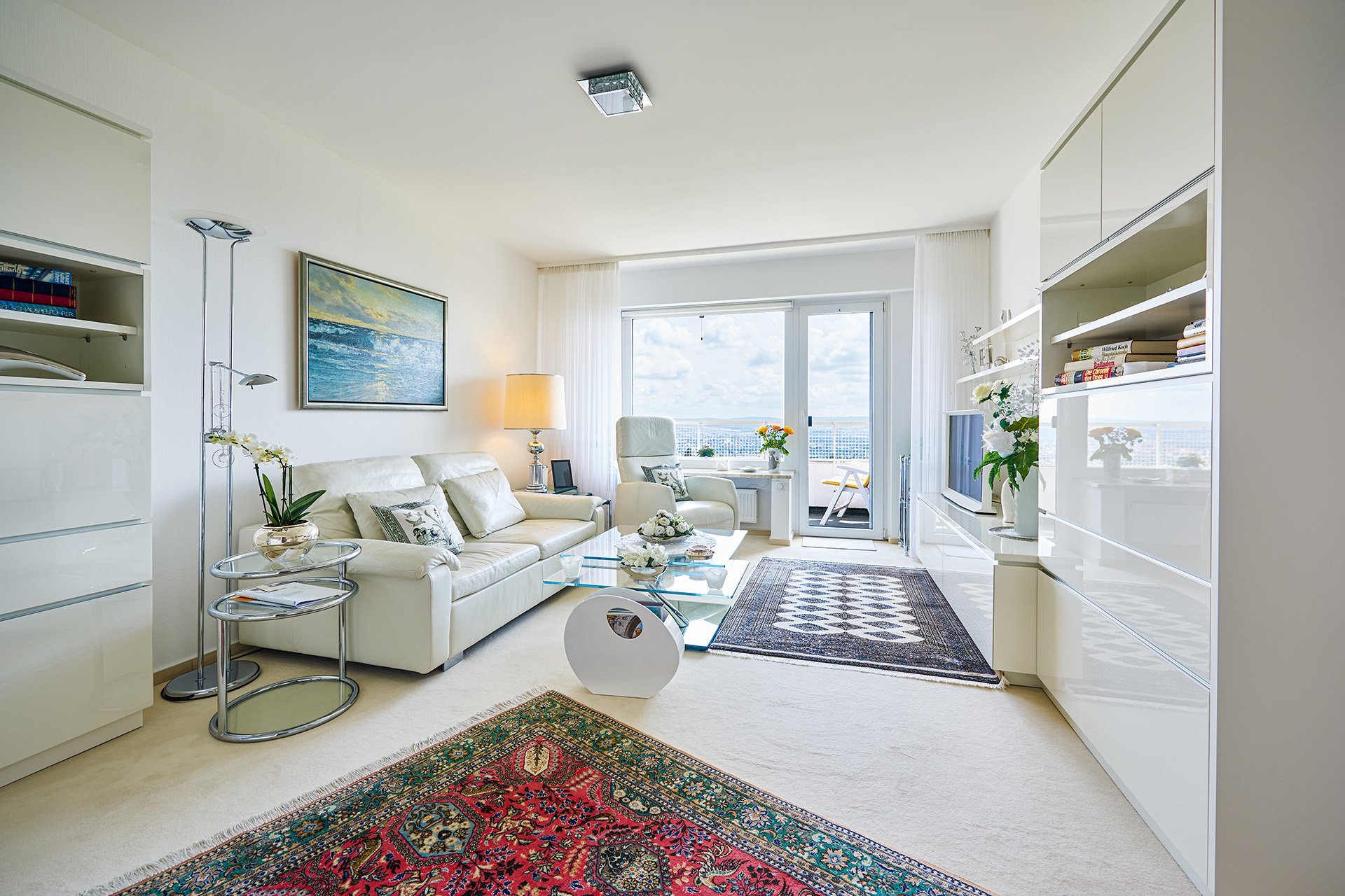 Ein heller Wohnbereich eines Appartements der Seniorenresidenz