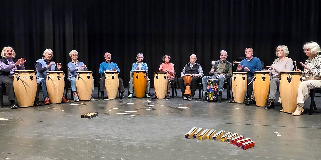 Die Percussiongruppe des Augustinum Mölln auf der Bühne der Seniorenresidenz
