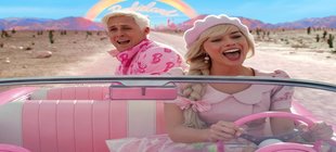 Stereotyp-Barbie und Ken fahren in einem Cabrio singend durch die Wüste