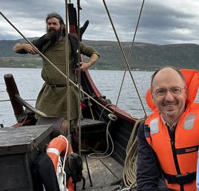 Zwei Männer im Wikingerboot zwei Männer im Wikingerboot