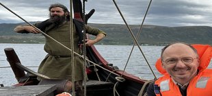 zwei Männer im Wikingerboot