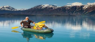 Mann auf Schlauchbot in Kanada