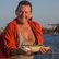 Mann präsentiert einen gefangenen Fisch
