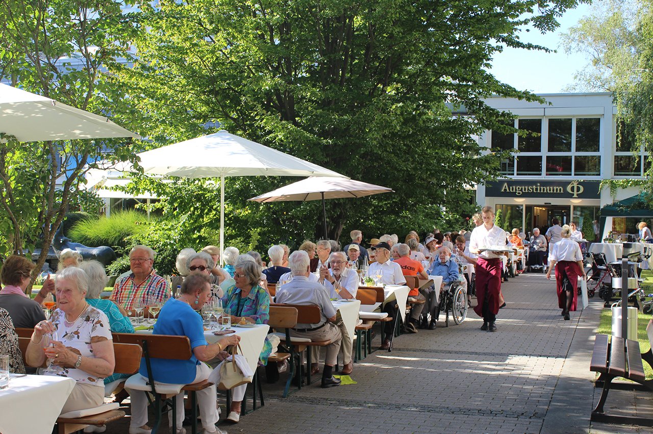 Sommerliche Leichtigkeit wird im Augustinum München-Neufriedenheim am liebsten unter freiem Himmel gefeiert.