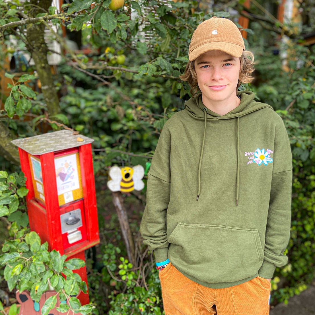 Jonte Mai vor einem umfunktionierten Kaugummiautomaten