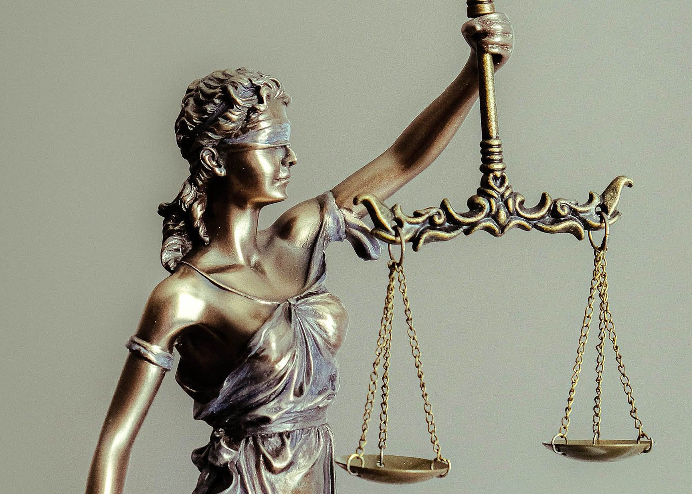 Bronzefigur der Justizia mit Augenbinde und Handwaage