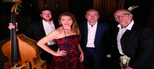 Vier Musiker mit einem Kontrabass