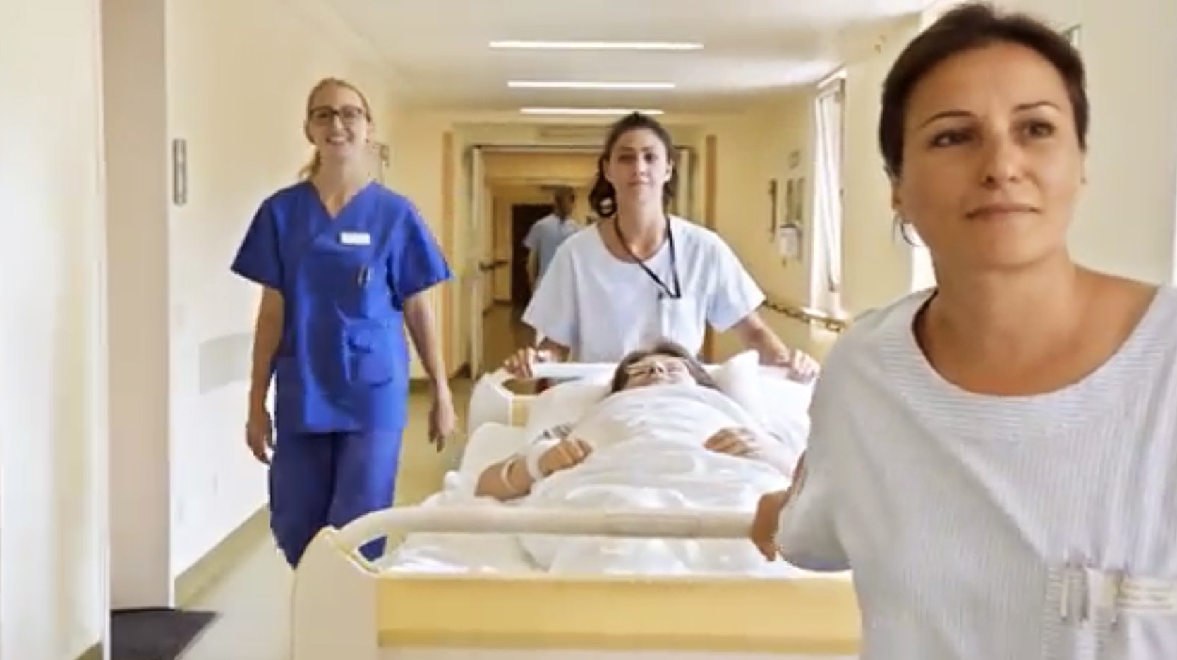 Screenshot aus dem Video zur Arbeit in der Augustinum Klinik mit Startbutton des Videos
