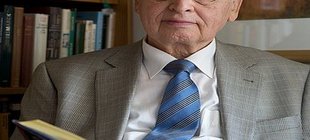 Augustinum Seniorenresidenzen Lesekreis Mann liest aus Buch