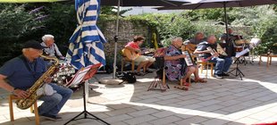 Rentnerband Waggum auf einer Terrasse