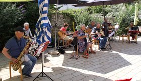 Rentnerband Waggum auf einer Terrasse
