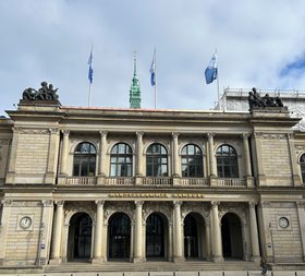 Hamburg erleben: Rathaus & Handelskammer  