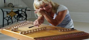 Künstlerin am Cymbal