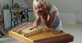Künstlerin am Cymbal