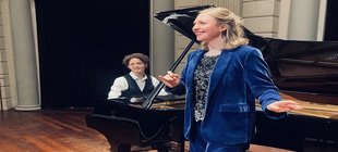 Pianist und Sängerin am Klavier