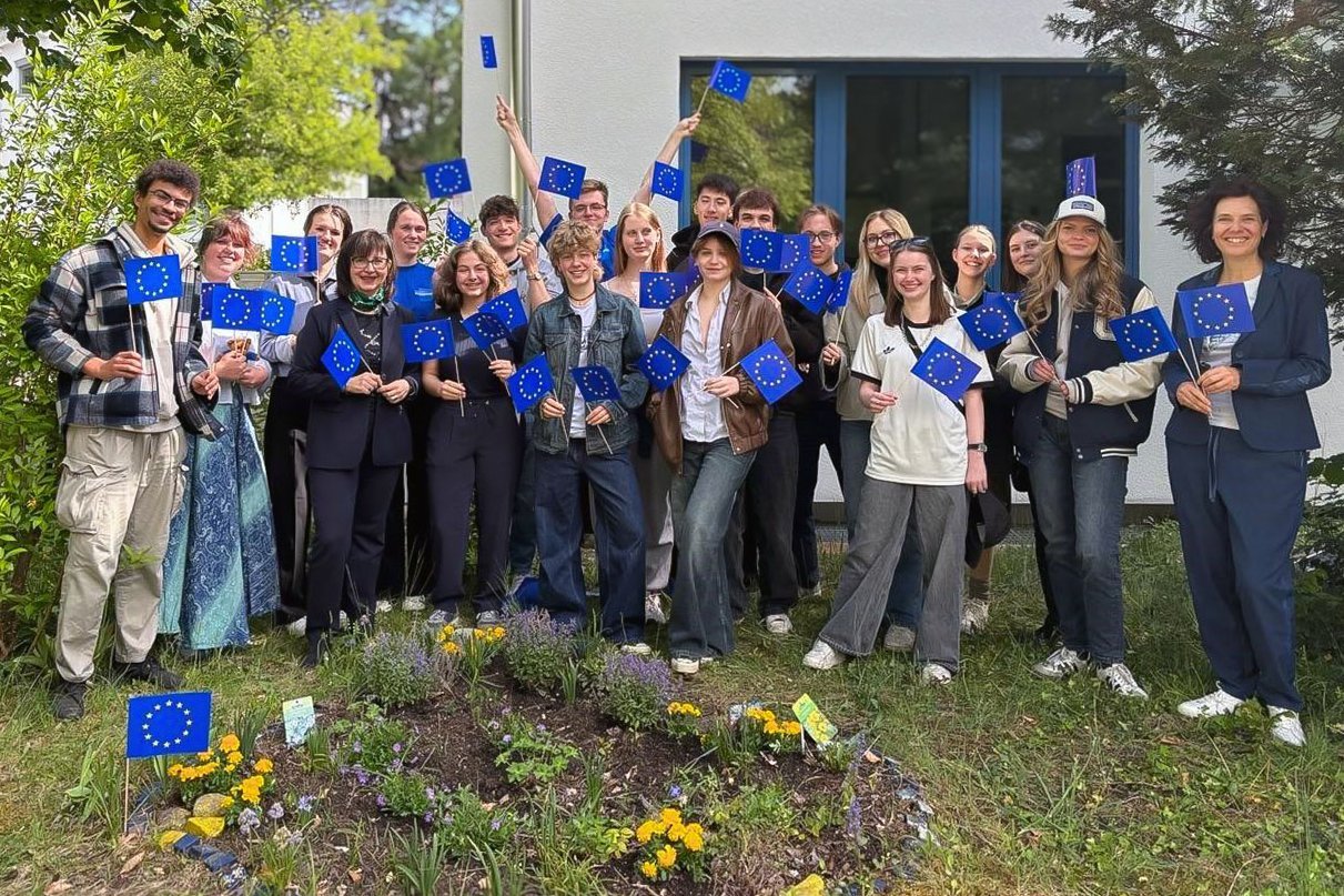 Schülerinnen und Schüler der Samuel-Heinicke-Fachoberschule winken mit Europa-Fahnen in die Kamera