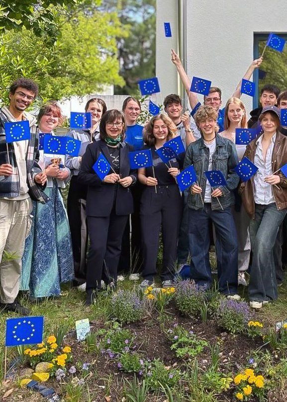 Schülerinnen und Schüler der Samuel-Heinicke-Fachoberschule winken mit Europa-Fahnen in die Kamera