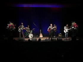 Rockmusiker auf der Bühne des Augustinum Heidelberg