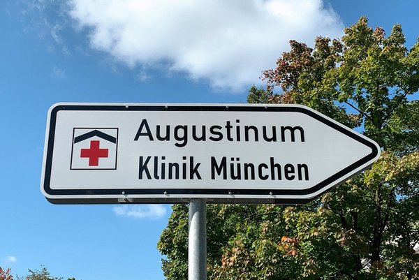 Wegweiser mit Aufschrift "Augustinum Klinik München"