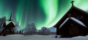 Schneebedeckte Landschaft mit Kapelle und Nordlicht