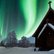 Schneebedeckte Landschaft mit Kapelle und Nordlicht