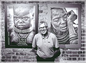 Joachim Möller vor zweien seiner Portraits