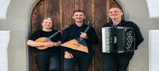 Drei Musiker mit Instrumenten