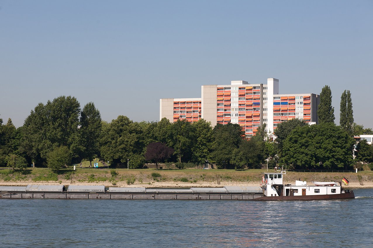 Nur wenige Schritte vom Augustinum entfernt fließt der Rhein vorbei, der von den meisten Wohnungen aus zu sehen ist. 