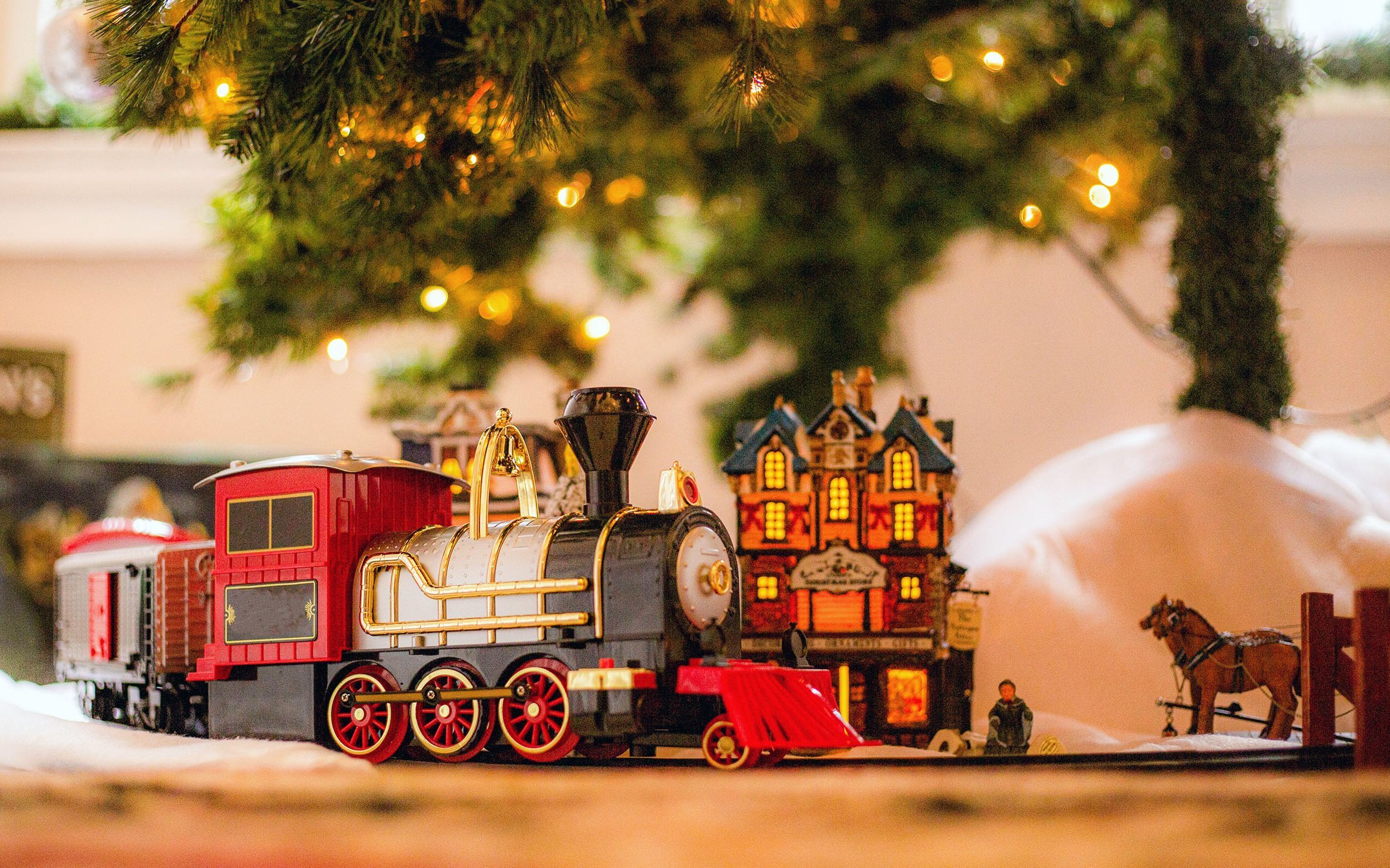 Modelleisenbahn unterm Weihnachtsbaum