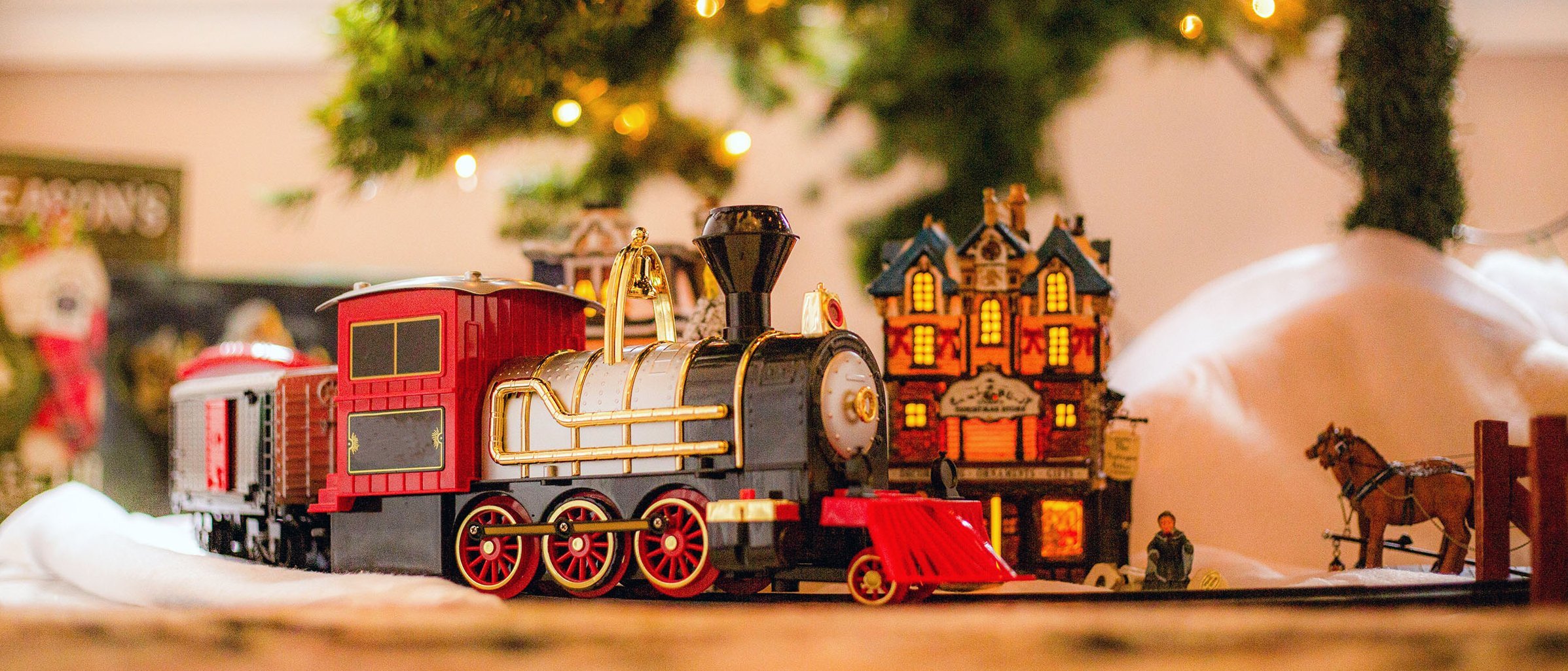 Modelleisenbahn unterm Weihnachtsbaum