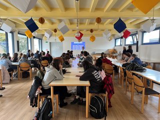 Schüler*innen dürfen den ganzen Tag am Handy verbringen!