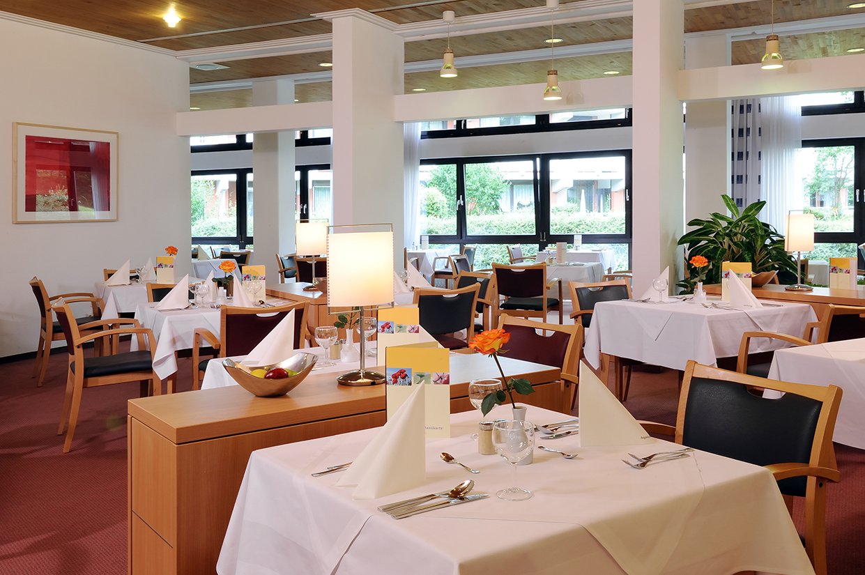 Mittags wird das Restaurant im Augustinum Schweinfurt zum täglichen Treffpunkt der Bewohner.