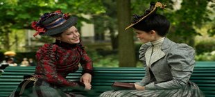 Zwei Frauen sprechen auf einer Bank miteinander