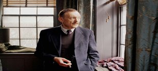 Mann schaut aus dem Fenster, Filmszene