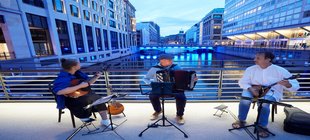 Drei Musiker vor Kanal