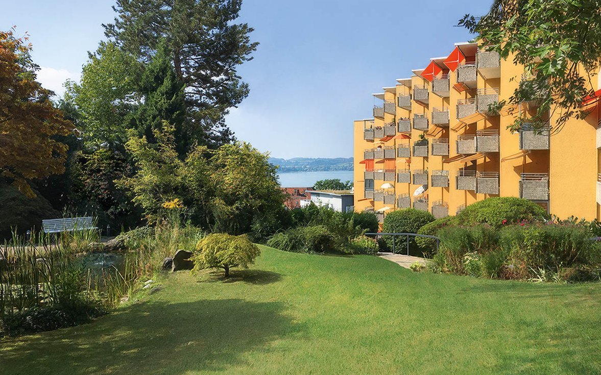 Sicht über den Park auf das Augustinum Überlingen