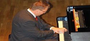 Ein Mann spielt Klavier