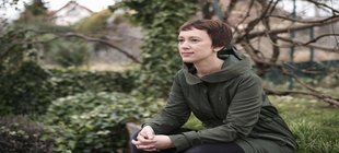 Die Autorin sitzt im Grünen