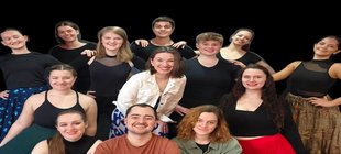 Klangwelten des Musicals Eine 13-köpfige Gruppe von jungen Musicaldarsteller*innen.