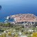 Die Stadt Dubrovnik von oben gesehen, rote Hausdächer, blaues Meer und grüne Landschaft