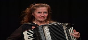 Cordula Sauter mit ihrem Akkordeon