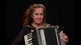 Cordula Sauter mit ihrem Akkordeon