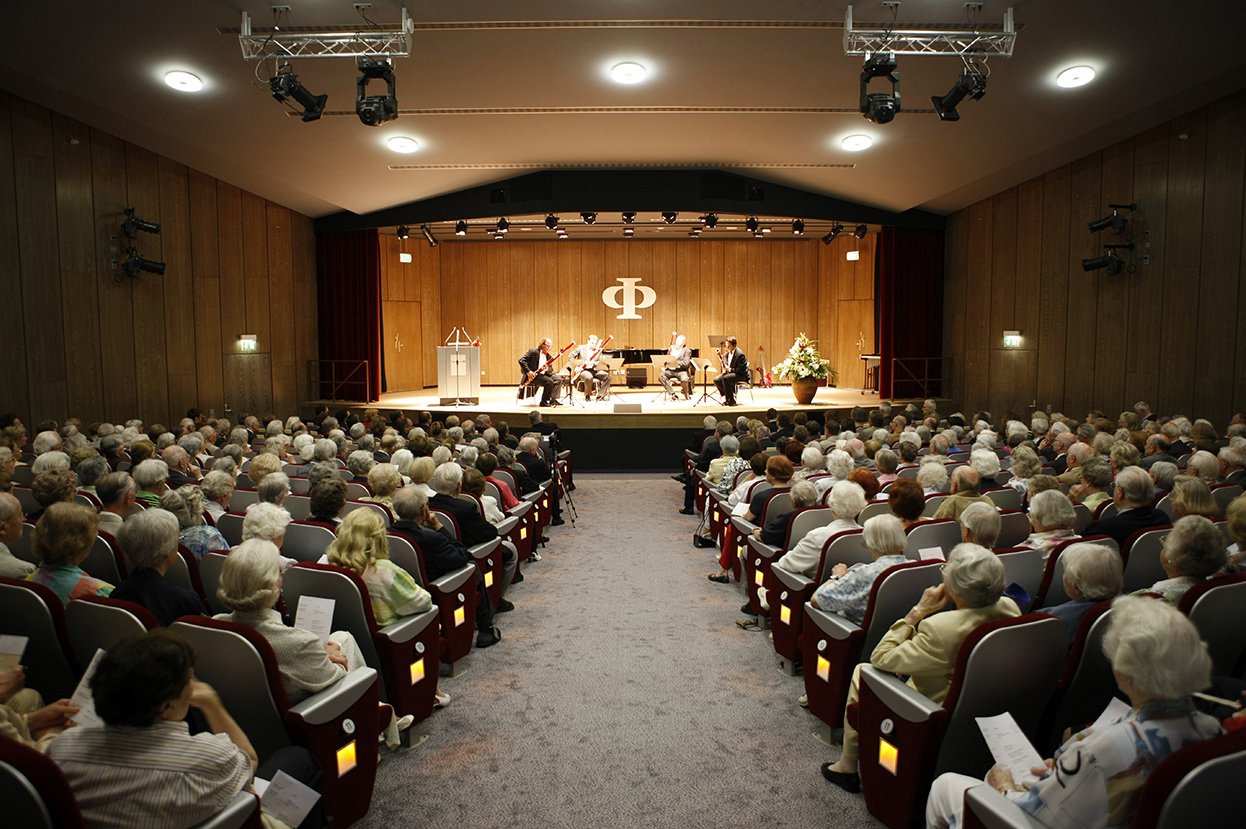 Der Theatersaal im Augustinum Stuttgart-Sillenbuch dient auch als Kulturzentrum und Programmkino für die umgebenden Stadtteile.