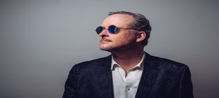 Portrait von Jan Luley mit runder Sonnenbrille