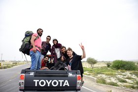 7 Männer auf Pickup