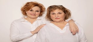 Zwei Frauen nebeneinander