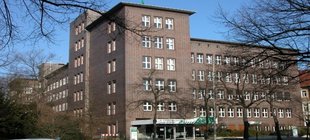 Modernes Gebäude aus roten Backsteinen