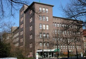 Modernes Gebäude aus roten Backsteinen