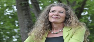 „Ich will keine 20 mehr sein…“ Ein Bild von der Referentin auf der einen, ein spazierendes, älteres Ehepaar von hinten auf der anderen Seite.