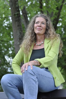 Ein Bild von der Referentin auf der einen, ein spazierendes, älteres Ehepaar von hinten auf der anderen Seite.